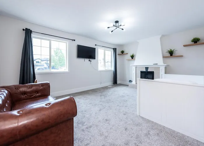 Valley Villa Spacious 5Bd Getaway! Sleep 12, 1Hr To Banff, 40 Mins Canmore, 5 Mins To Winsport & Olympic Park